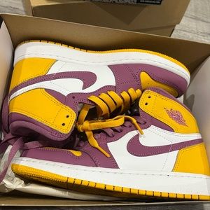 The Air Jordan 1 High OG ‘Brotherhood. 
Worn once
Size 5.5 men 
8.5/10 condition